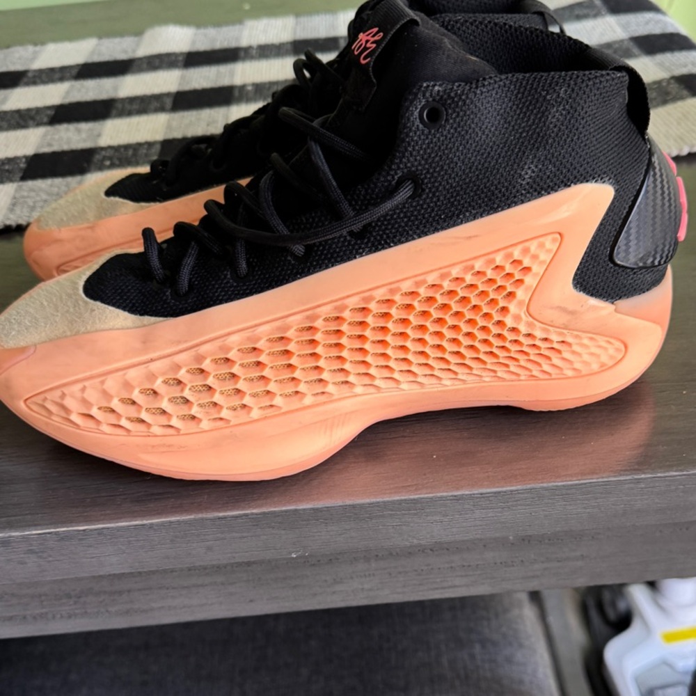 Anthony Edwards’s One with Love youth Basketball Sneaker size 6